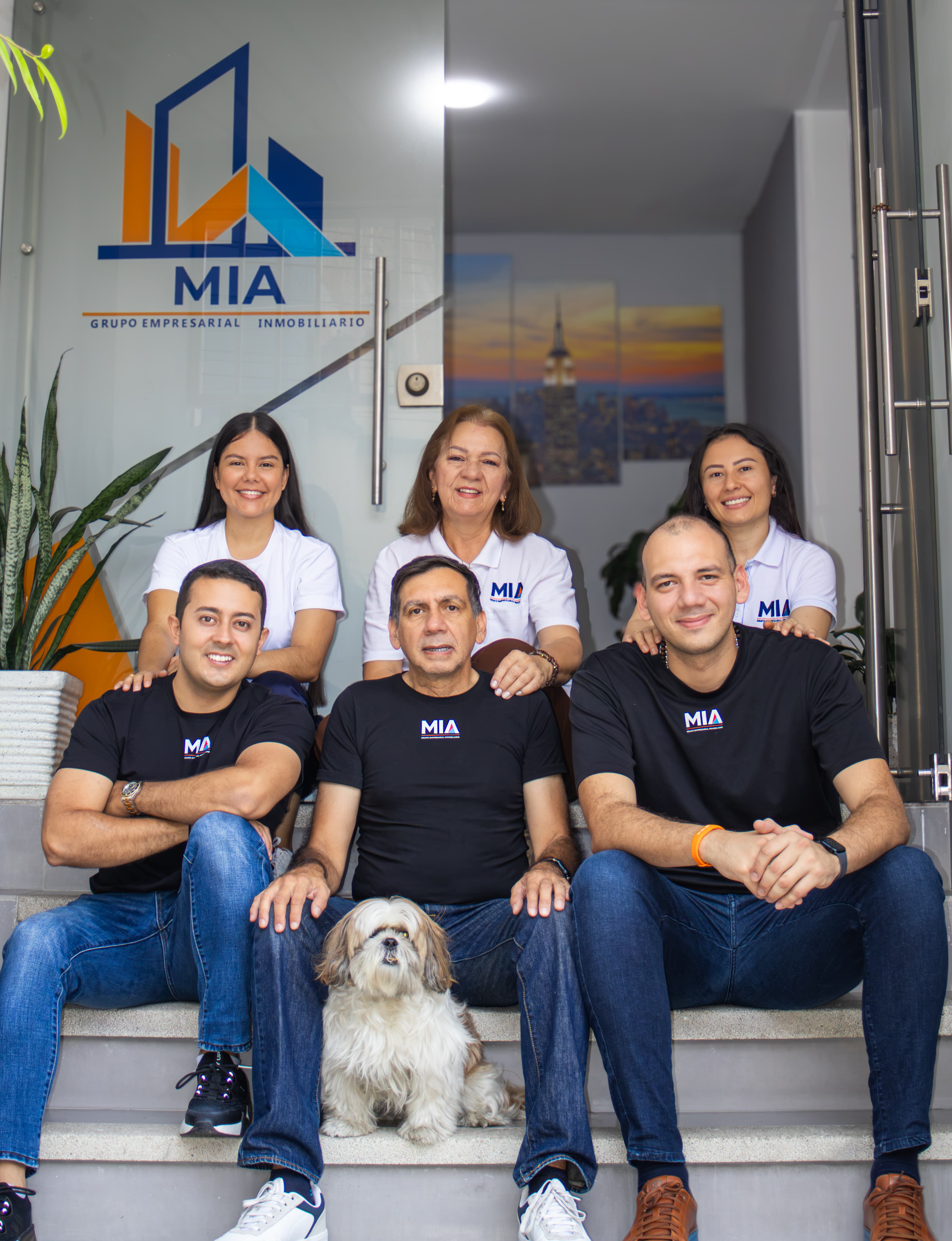 Equipo de Grupo MIA en la entrada de sus oficinas en Bucaramanga